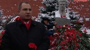 21 декабря могилу Сталина завалили цветами
