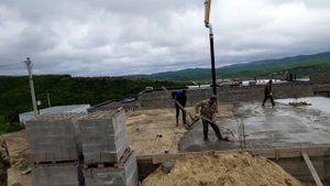 Льём бетон на плиту, марка 250