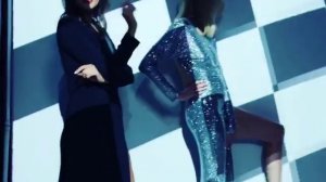 Светлана Бондарчук и Надежда Оболенцева в световой инсталляции Sila Sveta на церемонии GQ 2017