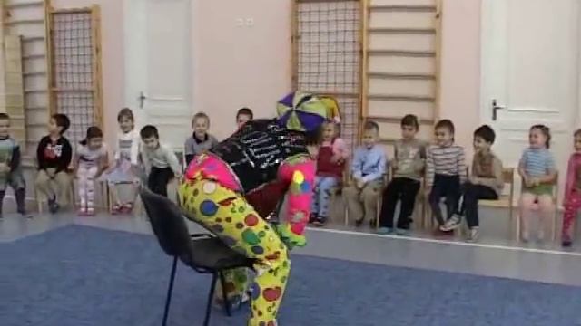 Цирковое представление клоуна в детском садике