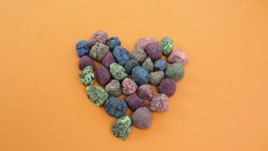 Инструкция по лепке из пушистого пластилина PLUSH: Разноцветные камни