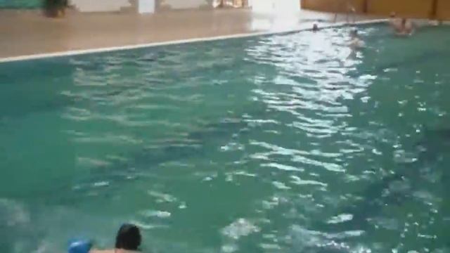 Таисия в бассейне профилактория У трех пещер смотреть онлайн