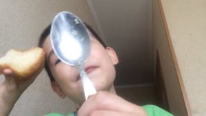 Мальчик снимает видео на лошке