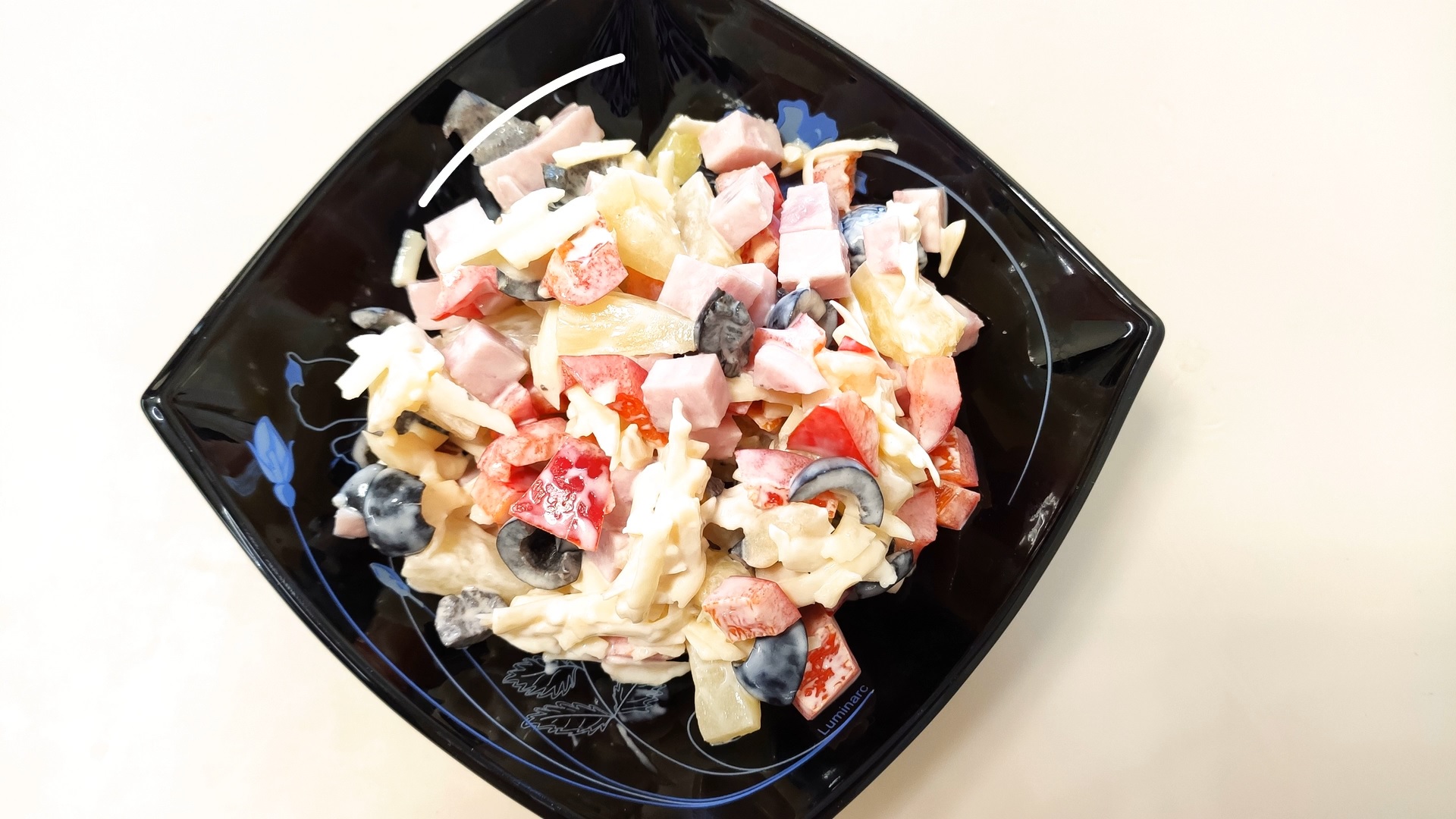 Салат с ветчиной и ананасами "Маргарита".