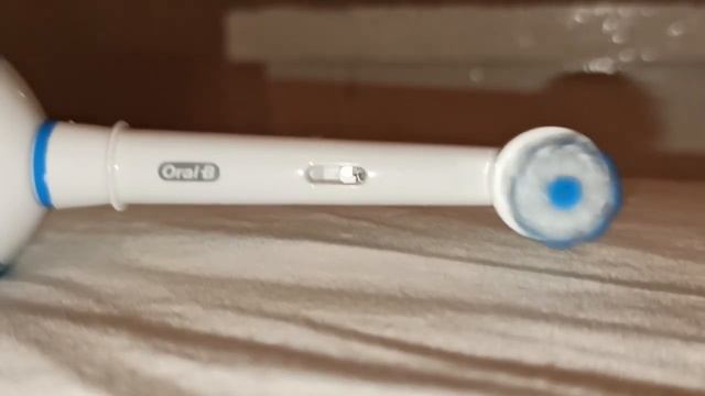 . Электрическая зубная щетка ORAL-B Vitality Sensitive. Замедленная съемка 960 кадров в секунду