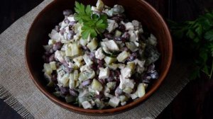 Салат из курицы, фасоли и соленых огурцов