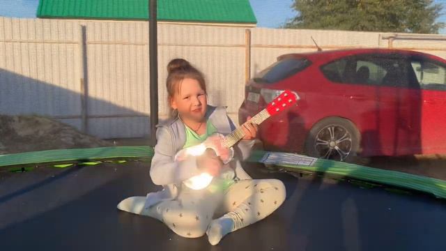 Играем песни на (укулеле), песни мы придумали сами смотреть онлайн