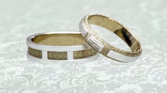 обручальные кольца стали малы. санлайт обручальные кольца парные. обручальное кольцо на пальце. обручальные кольца 2023. оригинальные обручальные кольца.