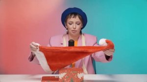 Новогоднее ASMR видео с Кариной Мурашкиной специально для Holy Corn