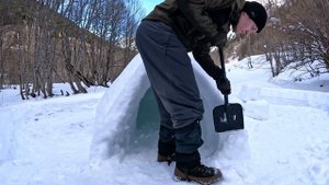 Building IGLOO to SURVIVE a Freezing Winter Night (SOLO overnight)