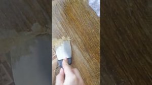 Как снять лак со старого стола дёшево. Лайфак как снять лак.