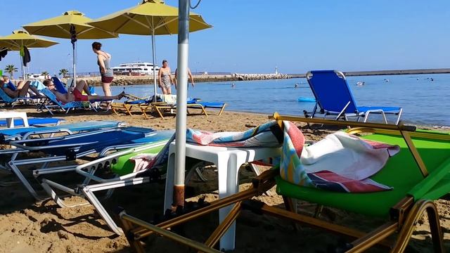 Утро на пляже Ретимно, Крит, 07.2015. Rethymno beach, Crete, Greece смотреть онлайн