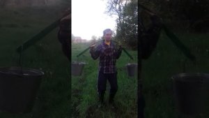 Как воду из речки в ведрах с коромыслом носил
