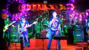 Hot Tuna Bar, Паттайя cover Pink Floyd Another Brick in the Wall