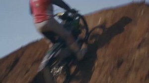 Золотой медалист эндуро-кросса X-Games (США) тестирует шину KENDA Washougal III в прыжках и сальто