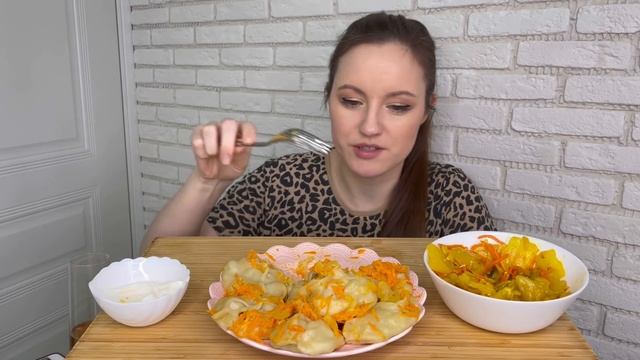 МУКБАНГ МАНТЫ ДОМАШНИЕ  манты с говядиной и свининой MUKBANG MANTY сметана салат ответы на вопросы