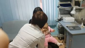 Как прокалывают ушки пистолетом. 8 МЕСЯЦЕВ. Moldowa