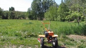 Пытаюсь выровнять борозды мотоблоком.