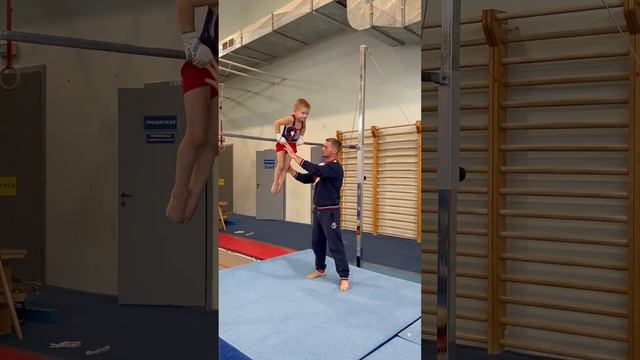 Спортивная гимнастика. Лёша первый раз сделал на перекладине подъем переворотом с отмаха.