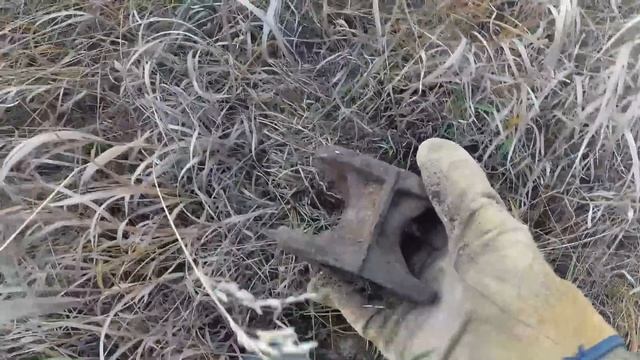 ПОСРЕДИ ПОЛЯ Я УВИДЕЛ НЕОБЫЧНУЮ ЯМУ И РЕШИЛ ПОДОЙТИ К НЕЙ смотреть онлайн