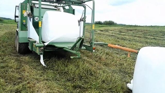 Заготовка кормов 2018. Крутим клевер в сенаж в пленку смотреть онлайн