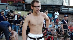 Бой 2х2
Очкарик с братом против двух мужиков