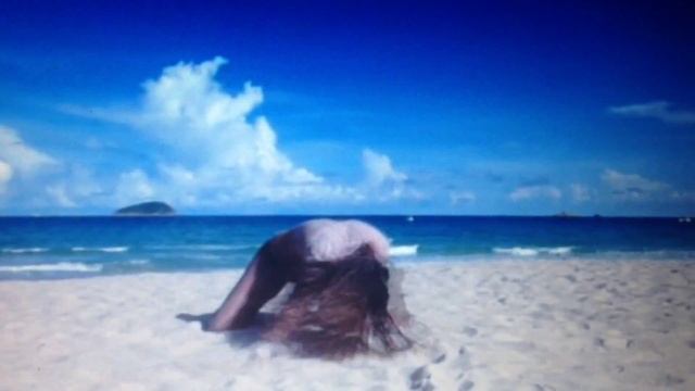 Девушка танцует на пляже!:) смотреть онлайн