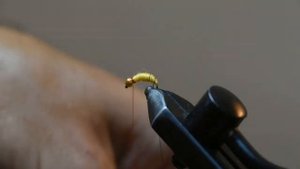 очень простая и уловистая мушка на хариуса "Желтая с люрексом"