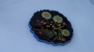 Подставка из эпоксидной смолы с цветами.