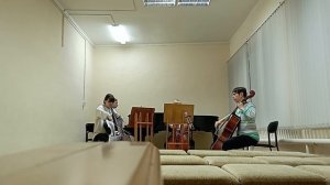 дети учатся играть на виолончели