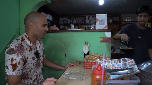 Indonesian street food in Jakarta - SUPER SPICY RIBS + INDOMIE - Street food in Jakarta, Indonesia смотреть онлайн