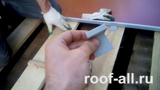 Фиксация кровельной панели с помощью кляммера и гвоздя смотреть онлайн