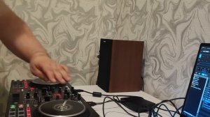 Первая попытка поскретчить на Numark Mixtrack Pro Fx