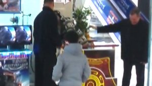 Впечатлительный на ВР-аттракционе! УПАЛ НА КОЛЕНИ!