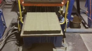 Тротуарная Плитка 40 на 40 на 5 см. Вибропрессованная с рисунком под дерево￼