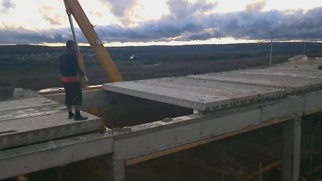 АБК - монтаж плит перекрытия 2.mp4 смотреть онлайн