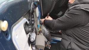 Замена ограничителя двери на Citroen C4 Grand Picasso.