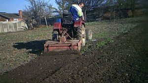 Минитрактор СИНТАЙ 180 фрезерует огород, сеем свеклу.