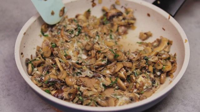 РУЛЕТ ИЗ ИНДЕЙКИ С ГРИБАМИ, СЫРОМ И ЗЕЛЕНЬЮ