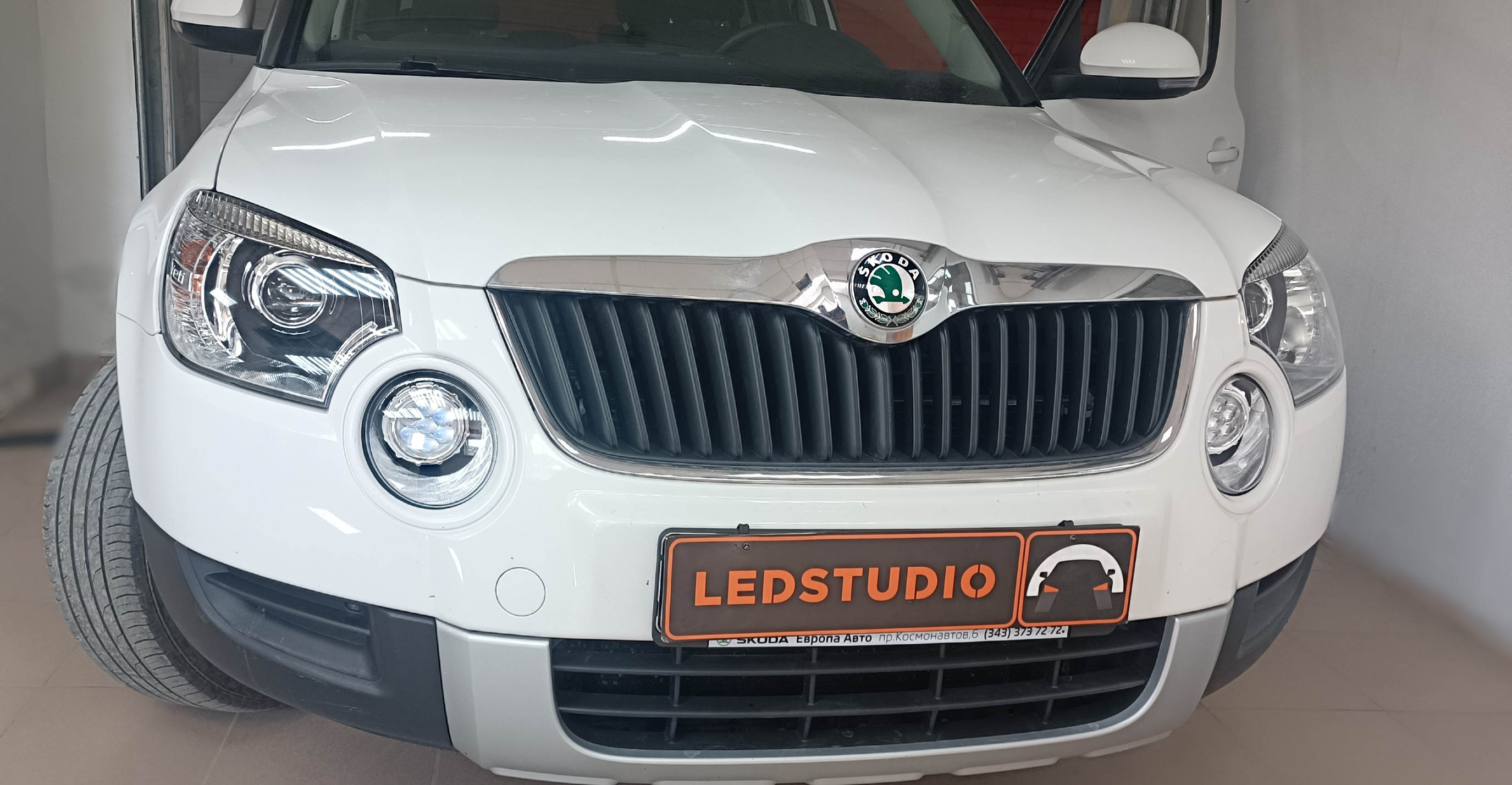 Skoda Yeti модернизация света фар. Установка билэд модулей. Установка матричных 