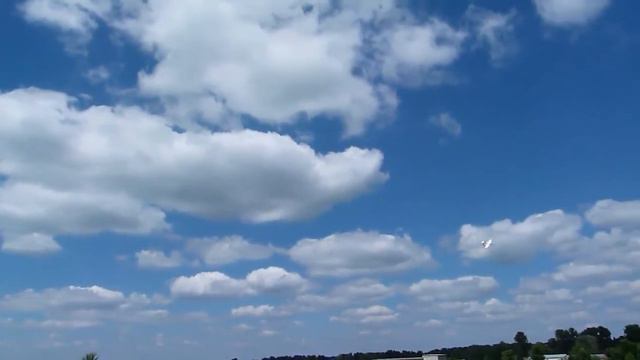 Радиоуправляемый двухбалочный самолет. полети