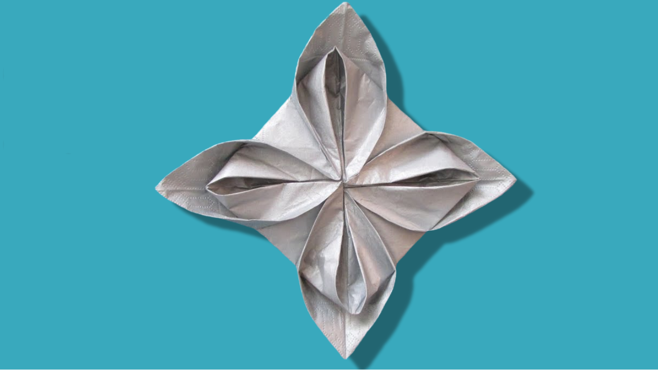 Цветок из бумажной салфетки - украшение праздничного стола