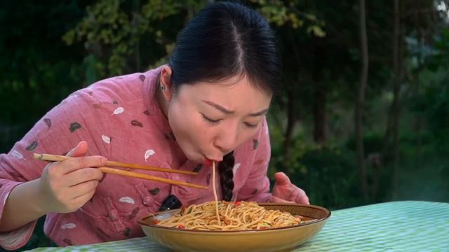 小雨今天簡單做個炒米粉，滿滿配菜加上小米椒，嗦上一口停不下來【市民朱小雨】