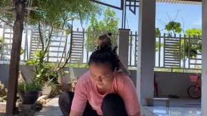 Little maid Lyly helps her mother wash clothes