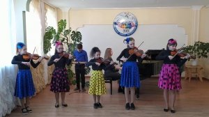 Ансамбль скрипачей "Виолинки". Е. Поплянова "Когда шагают лугом утята друг за другом"