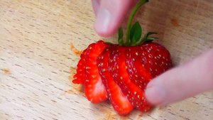 Как просто и КРАСИВО нарезать КЛУБНИКУ / How to Cut Strawberries