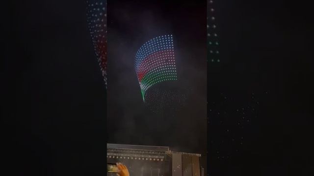 Шоу дронов с участием тысячи дронов в небе Баку