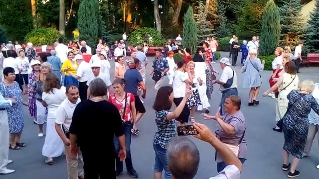 104. Я тебя найду. Танцуем ретро танцы в парке горького Харькова под танцевальную музыку.