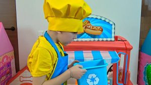 Илья и Картонка играют в кафе для животных