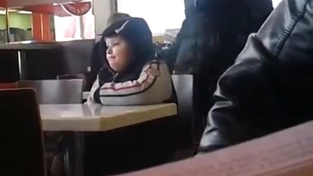 Мальчик облизывается